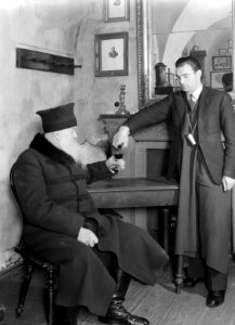 Warschau. Portier van wijnhuis Fukier krijgt een glas wijn ingeschonken van een , Bestanddeelnr 191-0019
