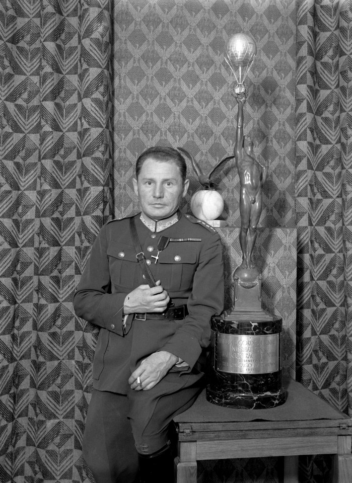Warschau. Portret van de luchtmachtkapitein en ballonvaarder Franciszek Hynek (1, Bestanddeelnr 190-1342