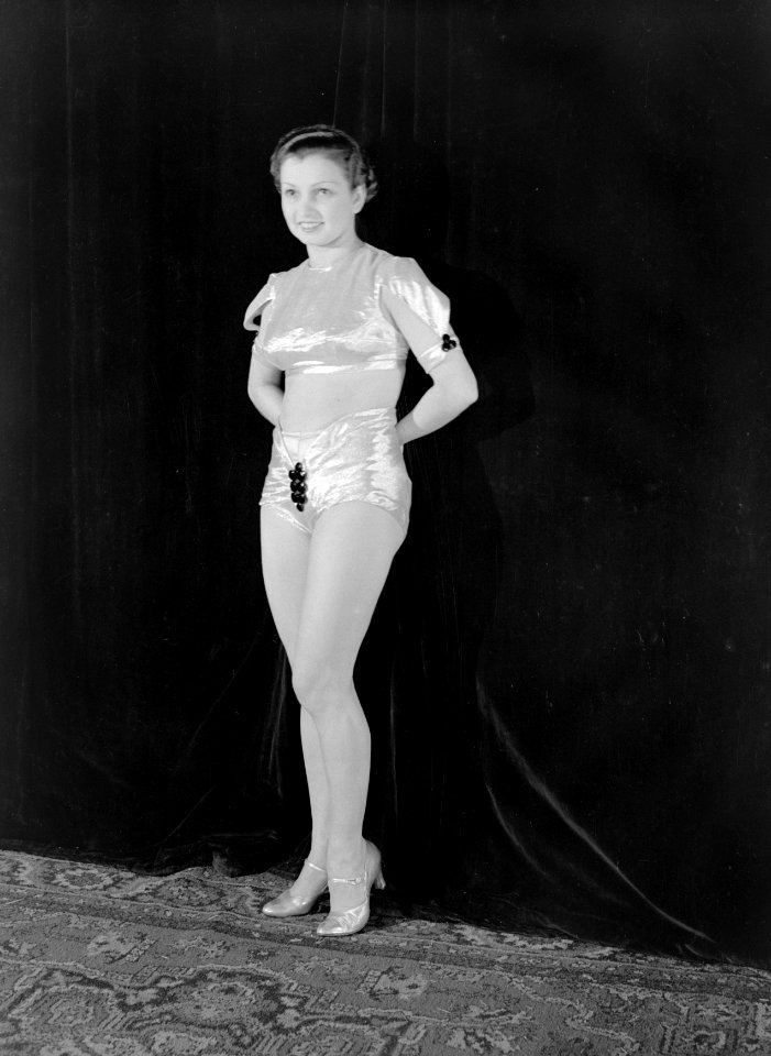 Warschau Kleinkunstenares Stephanie Gorska in fantasiekostuum, Bestanddeelnr 190-1246