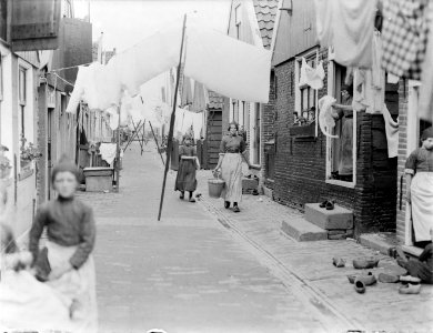 Wasgoed in een straatje in Volendam, Bestanddeelnr 252-0676
