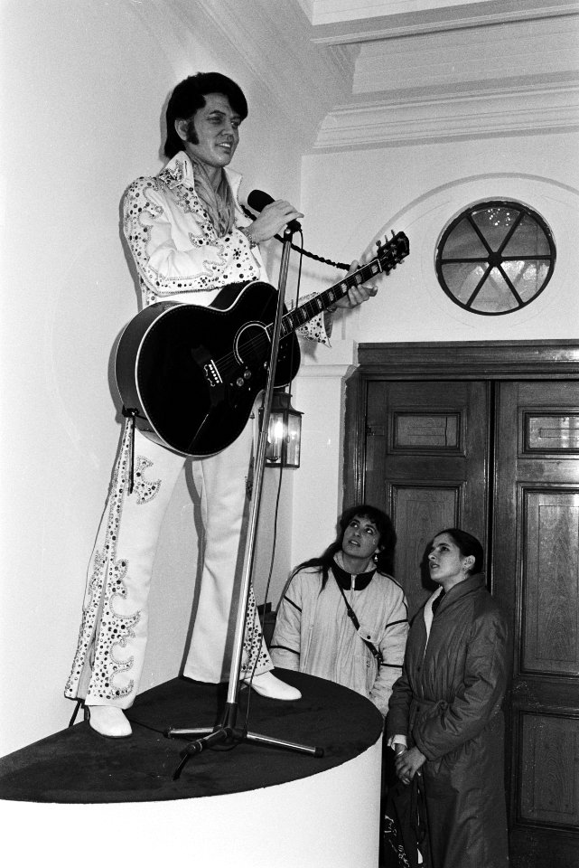 Wassenbeeld van Elvis Presley bij de ingang van Madame Tussauds in de Kalverstr…, Bestanddeelnr 932-5160
