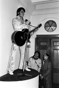 Wassenbeeld van Elvis Presley bij de ingang van Madame Tussauds in de Kalverstr…, Bestanddeelnr 932-5160
