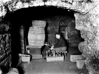 Warschau Bottelier in de wijnkelder van wijnhuis Fukier, Bestanddeelnr 190-0613 photo