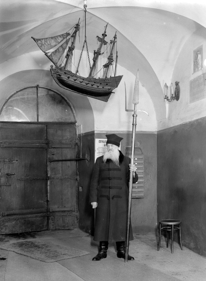 Warschau. Portier van wijnhuis Fukier in vol ornaat met hellbaard in de vestibul, Bestanddeelnr 191-0021