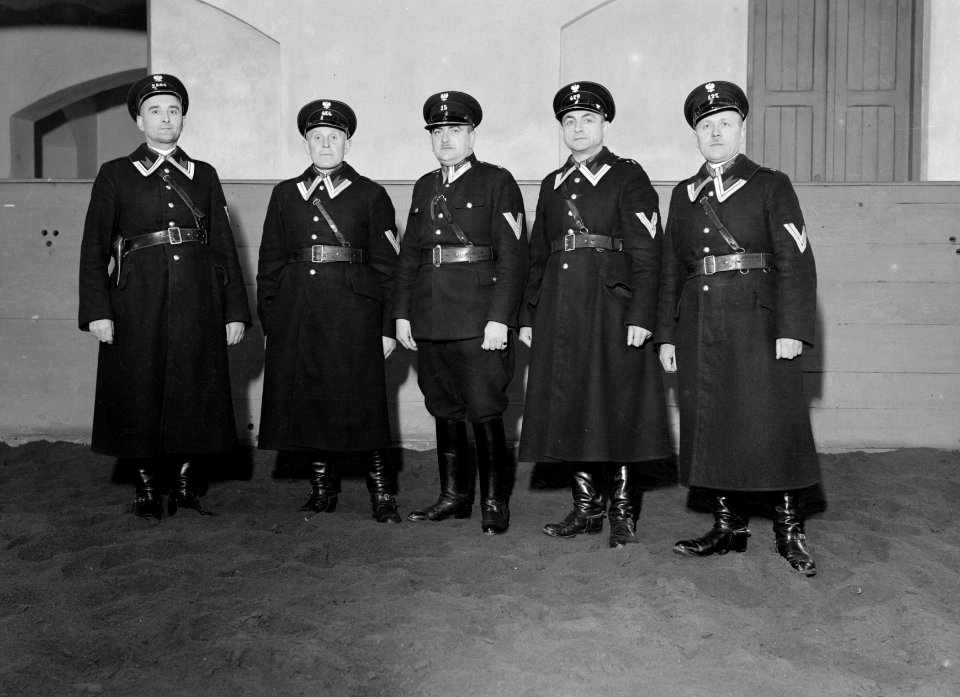 Warschau Een vijftal politiefunctionarissen poseren, Bestanddeelnr 190-1294