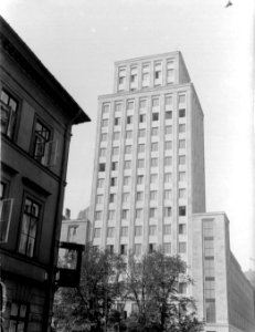 Warschau. Kantoorgebouw van een verzekeringsmaatschappij in functionalistische s, Bestanddeelnr 190-0024