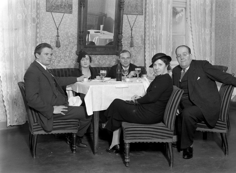 Warschau Enkele mannen en vrouwen rond een tafel in het paleis te Wilanow Aan , Bestanddeelnr 190-1240