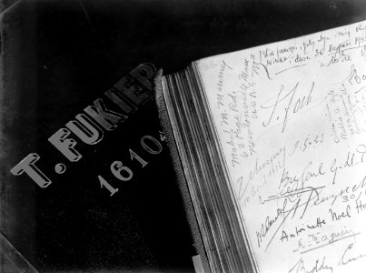 Warschau Een bladzijde uit het gastenboek van wijnhuis Fukier, Bestanddeelnr 190-0611