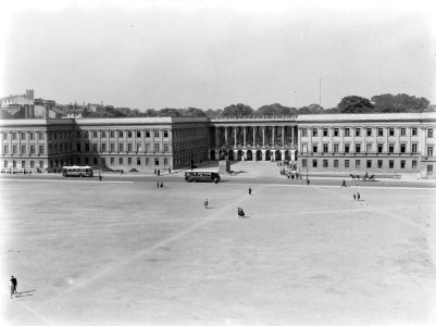 Warschau. Josef Pilsudskiplein met het presidentiele paleis (het Saksische Palei, Bestanddeelnr 190-0029