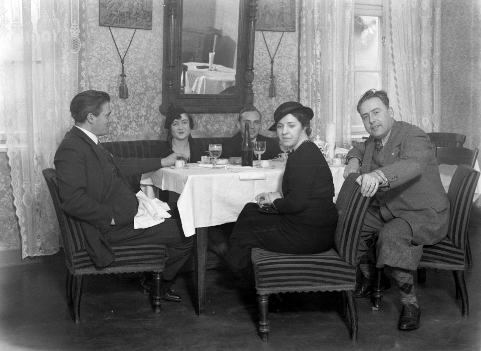 Warschau Drie mannen en twee vrouwen rond een tafel in het paleis te Wilanow A, Bestanddeelnr 190-1239