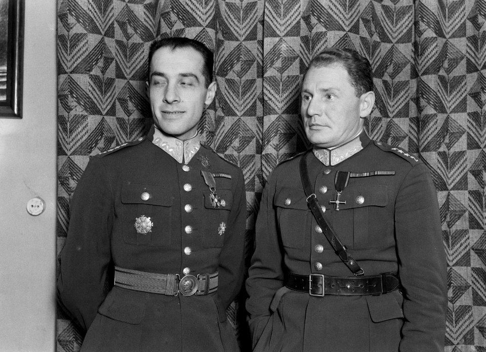 Warschau. Portret van de luchtmachtkapiteins en ballonvaarders Zbigniew Burzynsk, Bestanddeelnr 190-1340