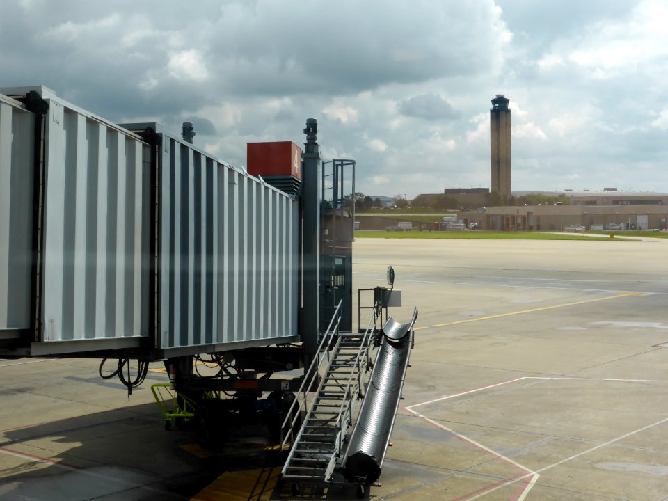 Washinton-Dulles-Airport-Jet-Bridge-2