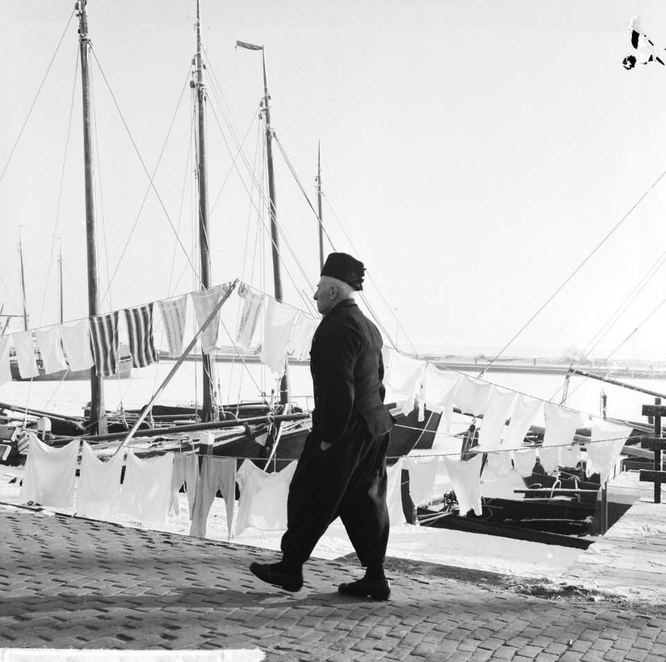 Wasdag in bevroren Volendam De vissers kunnen niet meer uitvaren en slenteren w, Bestanddeelnr 915-8746