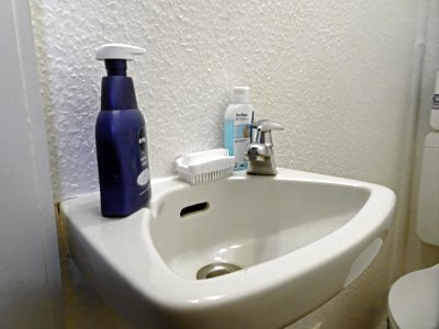 Waschbecken mit Händesinfektionsmittel privat