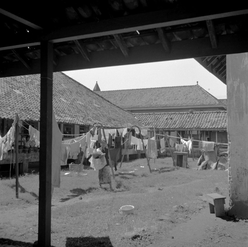 Wasgoed in het Adek-kamp, Bestanddeelnr 255-8174