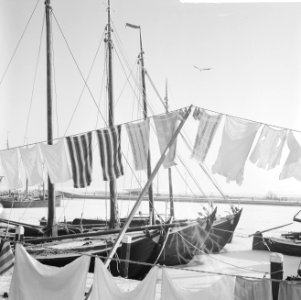 Wasdag in bevroren Volendam Volendamse hangt de was op, Bestanddeelnr 915-8748