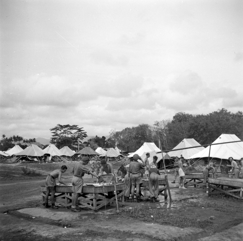 Wasplaats in het tentenkamp op Malakka, Bestanddeelnr 255-8267