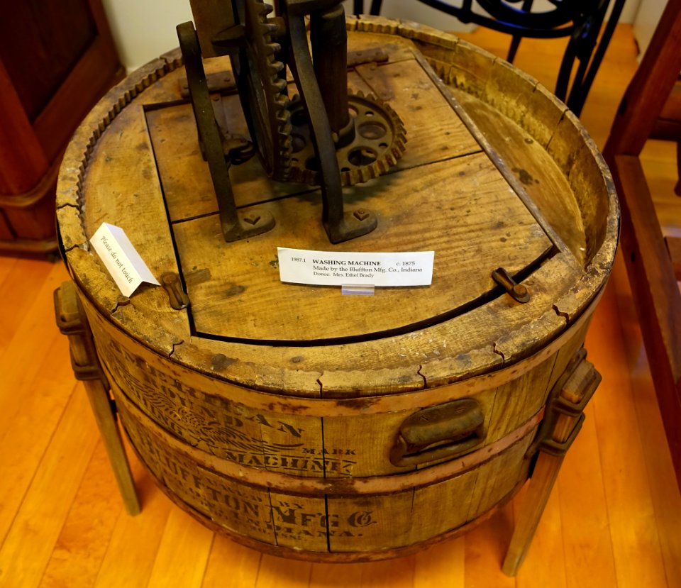 Washing machine, Bluffton Mfg. Co., Indiana, c. 1875 - Old Colony History Museum - Taunton, Massachusetts - DSC03910