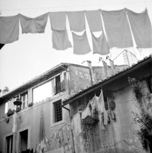 Wasgoed hangt tussen woningen boven een straatje in Trastevere, Bestanddeelnr 254-5532