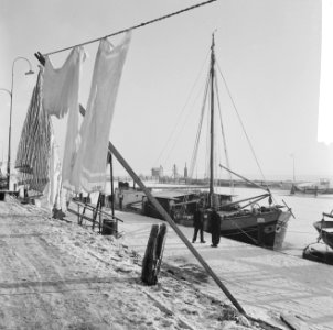 Wasdag in bevroren Volendam Volendamse hangt de was op, Bestanddeelnr 915-8750