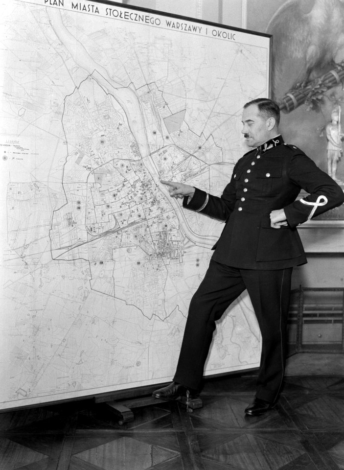 Warschau Politiefunctionaris Jan Schuch die iets aanwijst op een kaart van de s, Bestanddeelnr 190-1282