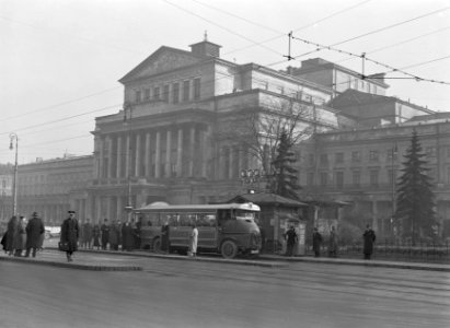 Warschau Teatr Wielki met daarvoor een bushalte met wachtenden, Bestanddeelnr 190-1231