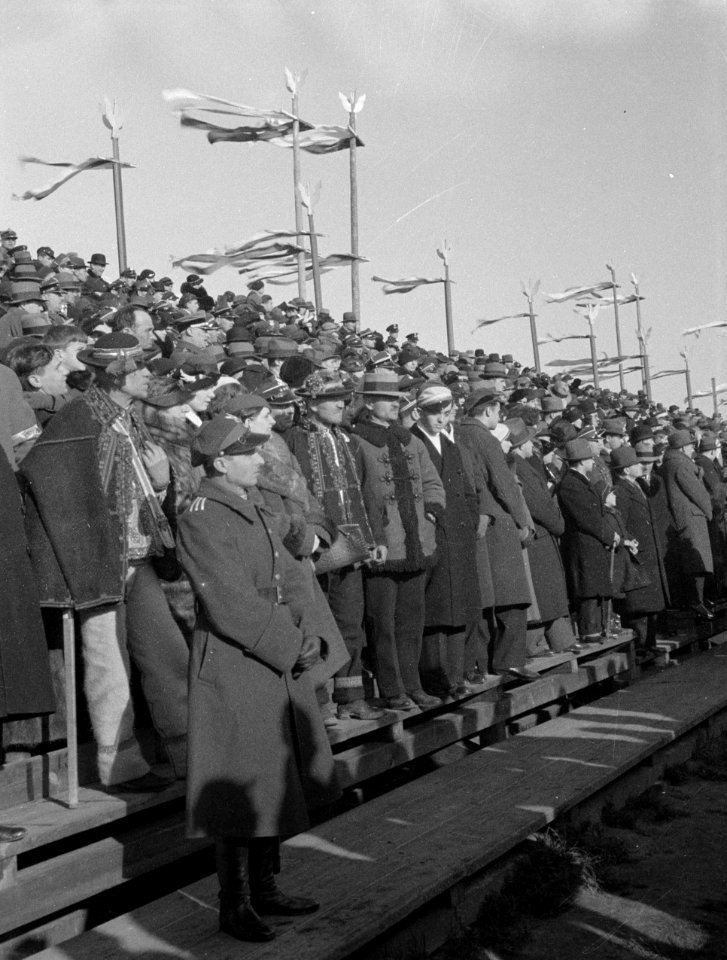 Warschau Toeschouwers op een tribune van wie sommige in streekdracht, tijdens e, Bestanddeelnr 190-1277
