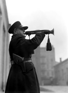 Warschau Politiefunctionaris die op een trompet blaast voor het politiebureau, Bestanddeelnr 190-1283