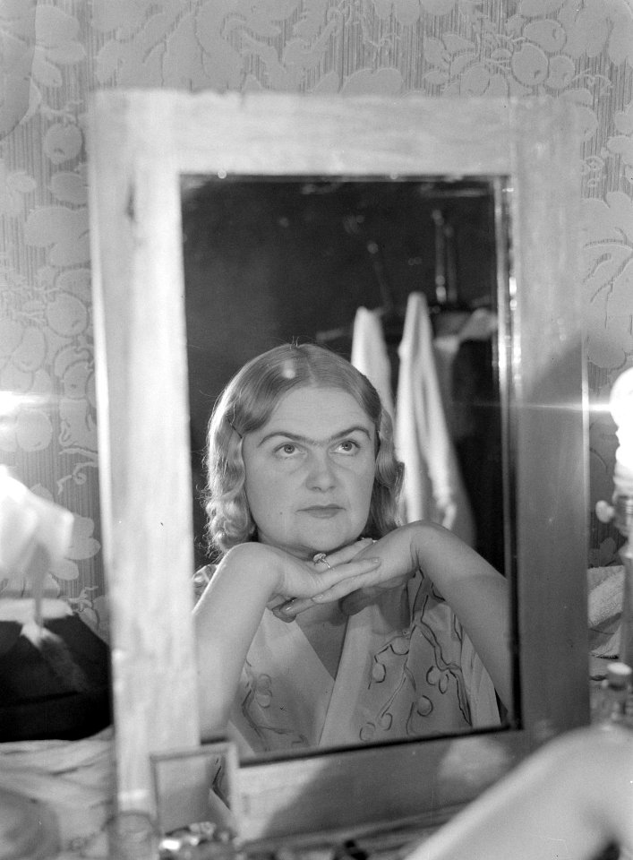 Warschau De Poolse operazangeres, de sopraan Wanda Werminska in de kleedkamer …, Bestanddeelnr 190-1229