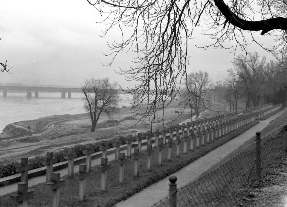 Warschau Oever van de Weichsel met in de verte een brug, Bestanddeelnr 191-0028