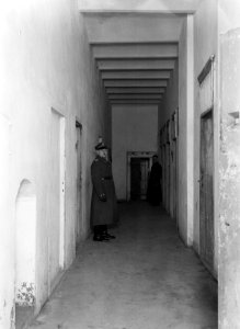Warschau Citadel interieur gang cellenblok Twee militairen kijken toe, Bestanddeelnr 191-0259