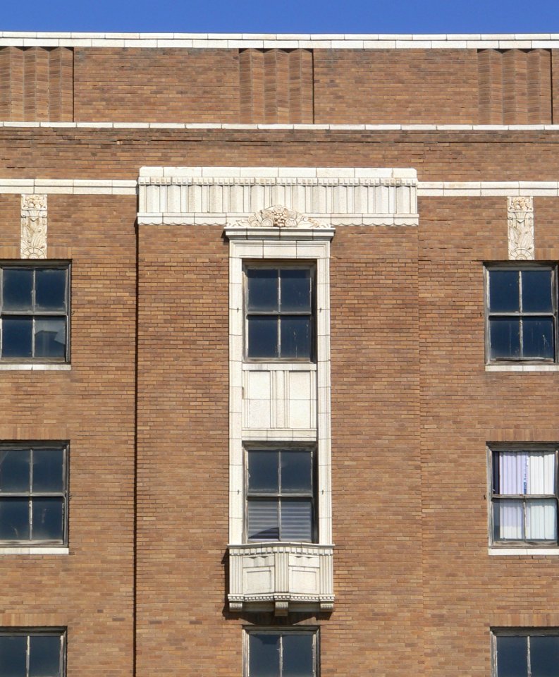 Warrior Hotel (Sioux City) upper detail 1