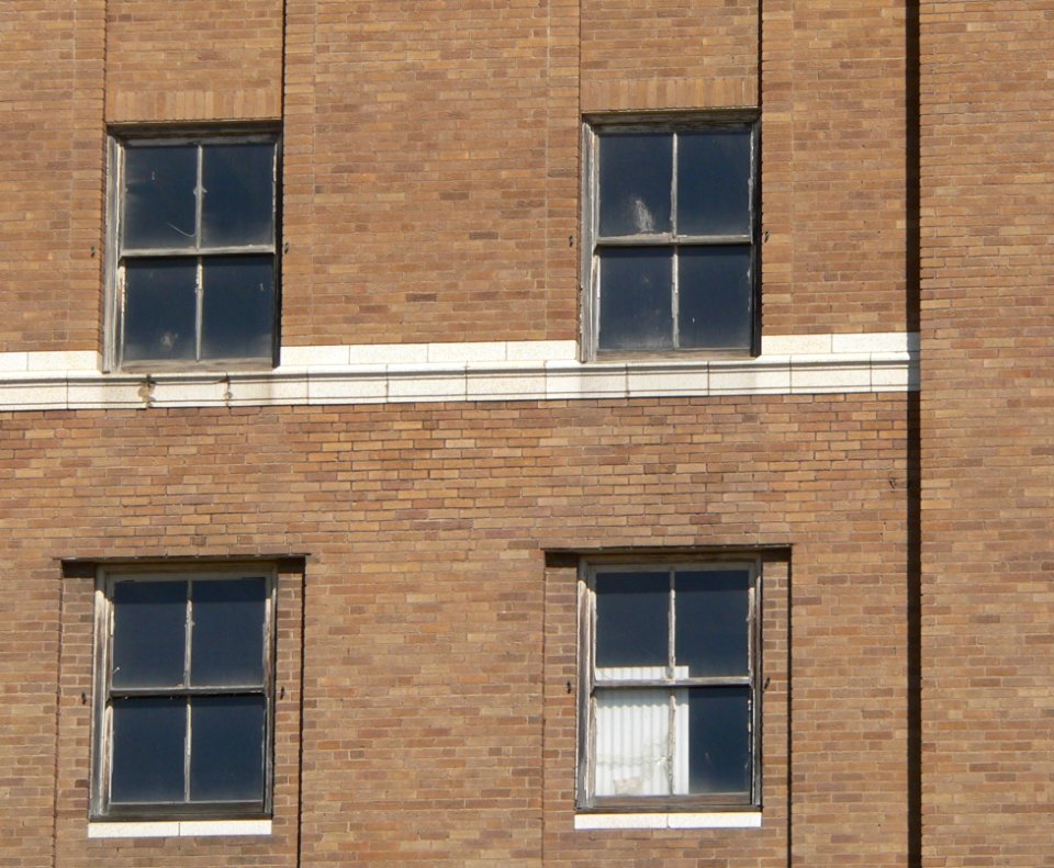 Warrior Hotel (Sioux City) upper S windows