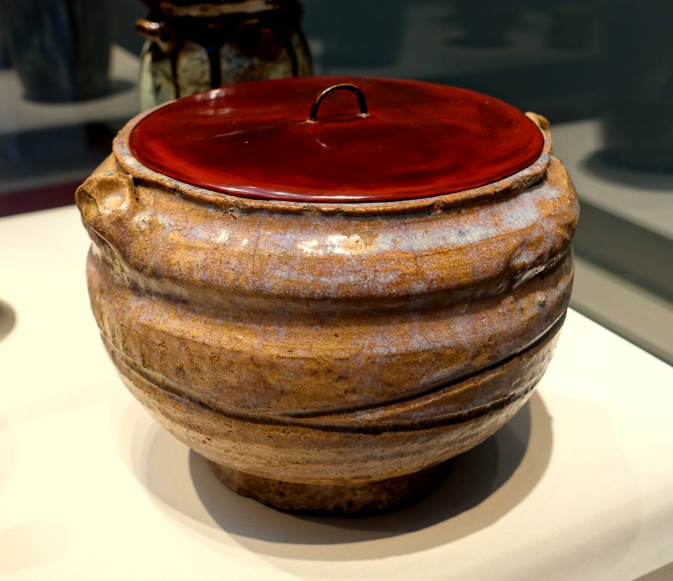 Water jar, Agano kilns, Kamanokuchi kiln, Momoyama period, 1610-1630, stoneware, wood-ash and rice-straw-ash glazes, lacquer lid - Freer Gallery of Art - DSC04776