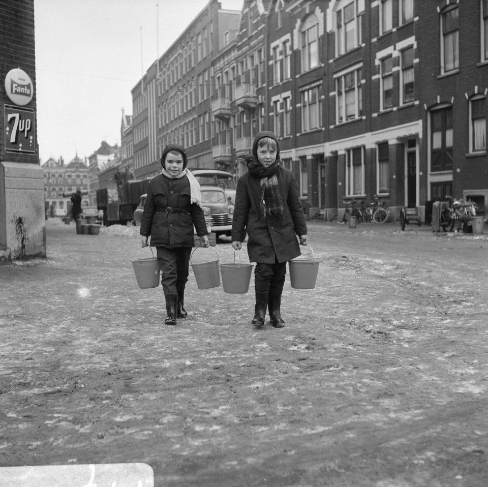 Water halen in emmertjes in Rotterdam, Bestanddeelnr 914-7500