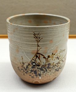 Water jar with autumn grass design, by Nin'ami Dohachi, Edo period, 1800s AD, ceramic, underglaze iron pigment - Tokyo National Museum - Tokyo, Japan - DSC09329