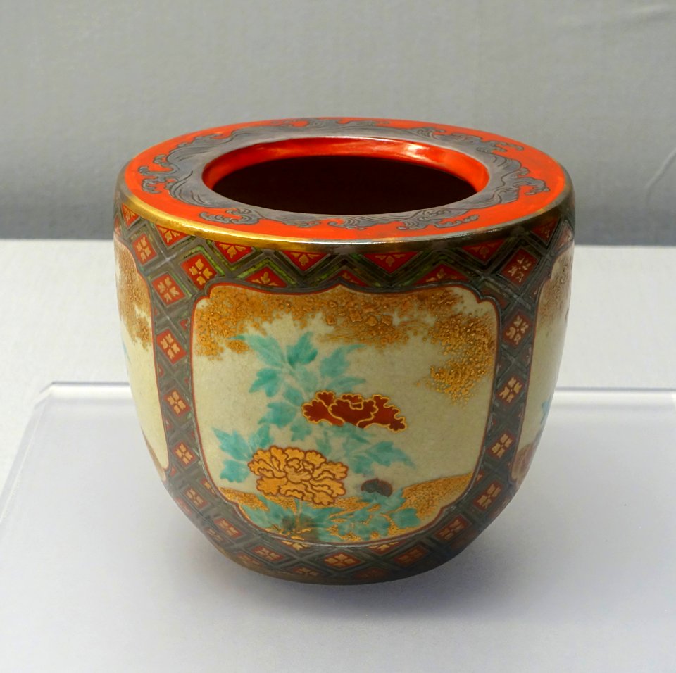 Water jar with peony design, by the studio of Ninsei, Japan, Edo period, 1600s AD, ceramic, overglaze enamel - Tokyo National Museum - Tokyo, Japan - DSC08957