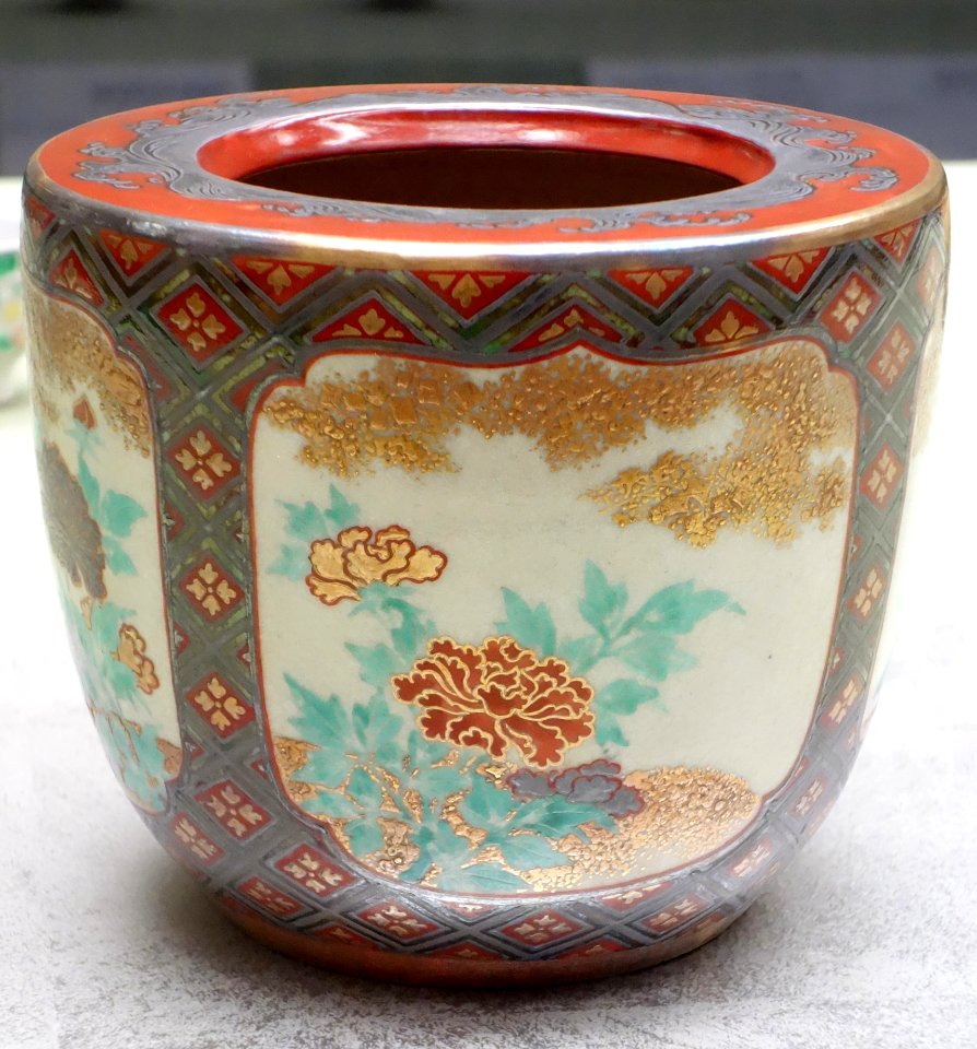 Water Jar, studio of Nonomura Ninsei, Kyoto ware, Edo period, 17th century, peony design in overglaze enamel - Tokyo National Museum - DSC06043