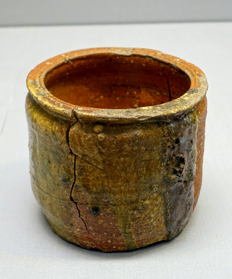 Water jar with straight lip, known as Shiba no Iori, Shigaraki ware, Hitoeguchi type, Azuchi-Momoyama period, 1500s AD, ceramic - Tokyo National Museum - Ueno Park, Tokyo, Japan - DSC08902
