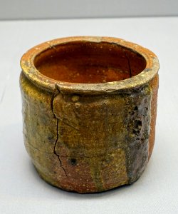 Water jar with straight lip, known as Shiba no Iori, Shigaraki ware, Hitoeguchi type, Azuchi-Momoyama period, 1500s AD, ceramic - Tokyo National Museum - Ueno Park, Tokyo, Japan - DSC08902