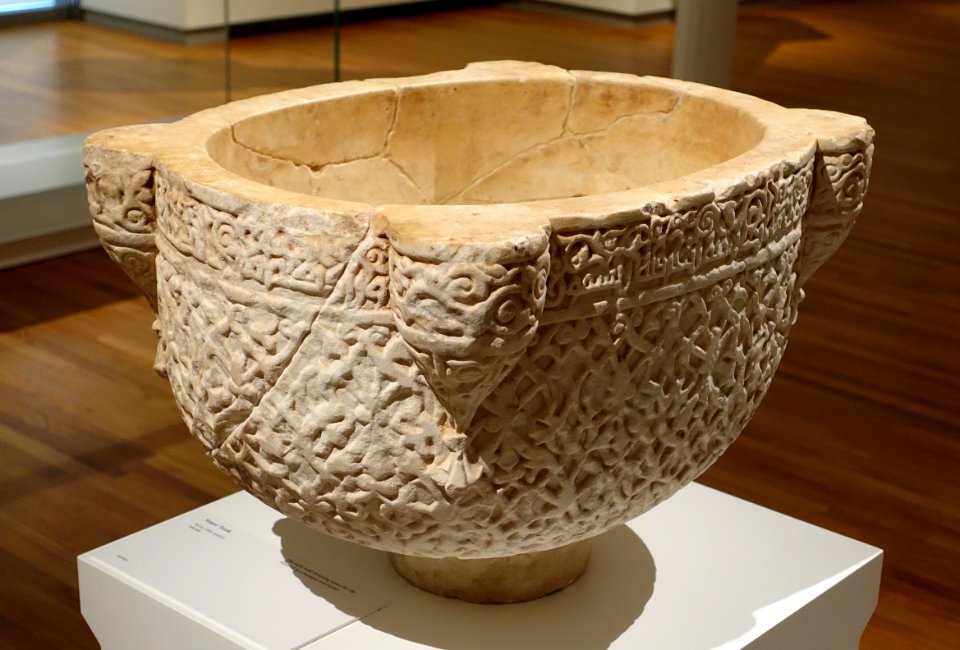 Water tank, Syria, 12th century AD, marble - Aga Khan Museum - Toronto, Canada - DSC06434