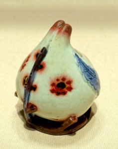 Water dropper in peach shape, Korea, Joseon dynasty, 1800s AD, porcelain, designs in underglaze blue and red - Tokyo National Museum - Tokyo, Japan - DSC08242