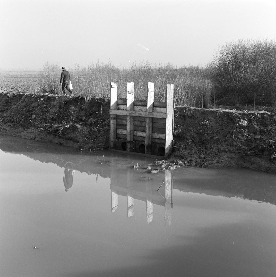 Water, stuwen, mannen, oevers, Bestanddeelnr 253-7663