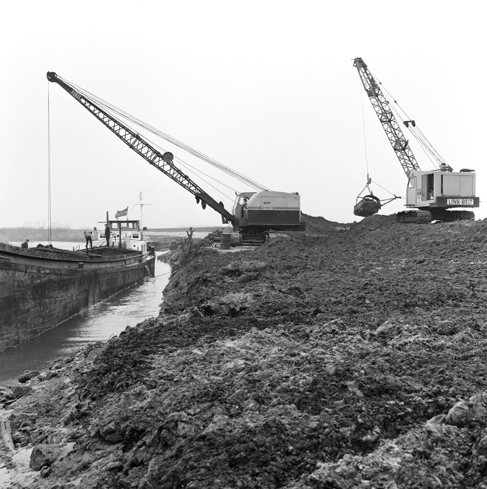 Water, werkzaamheden, boten, draglines, arbeiders, Bestanddeelnr 253-7545