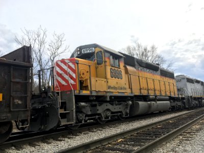 WE 6996 (SD40-2) trailing an oil train at Rook Yard