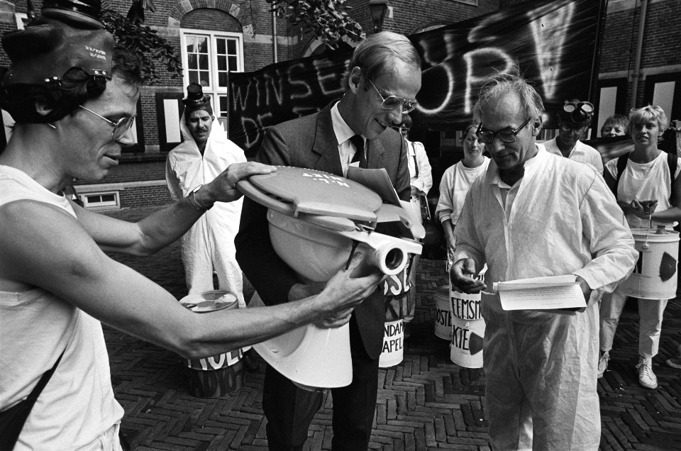 WC-pot voor minister Winsemius uit protest tegen dumplokaties voor radio-actief , Bestanddeelnr 933-4449