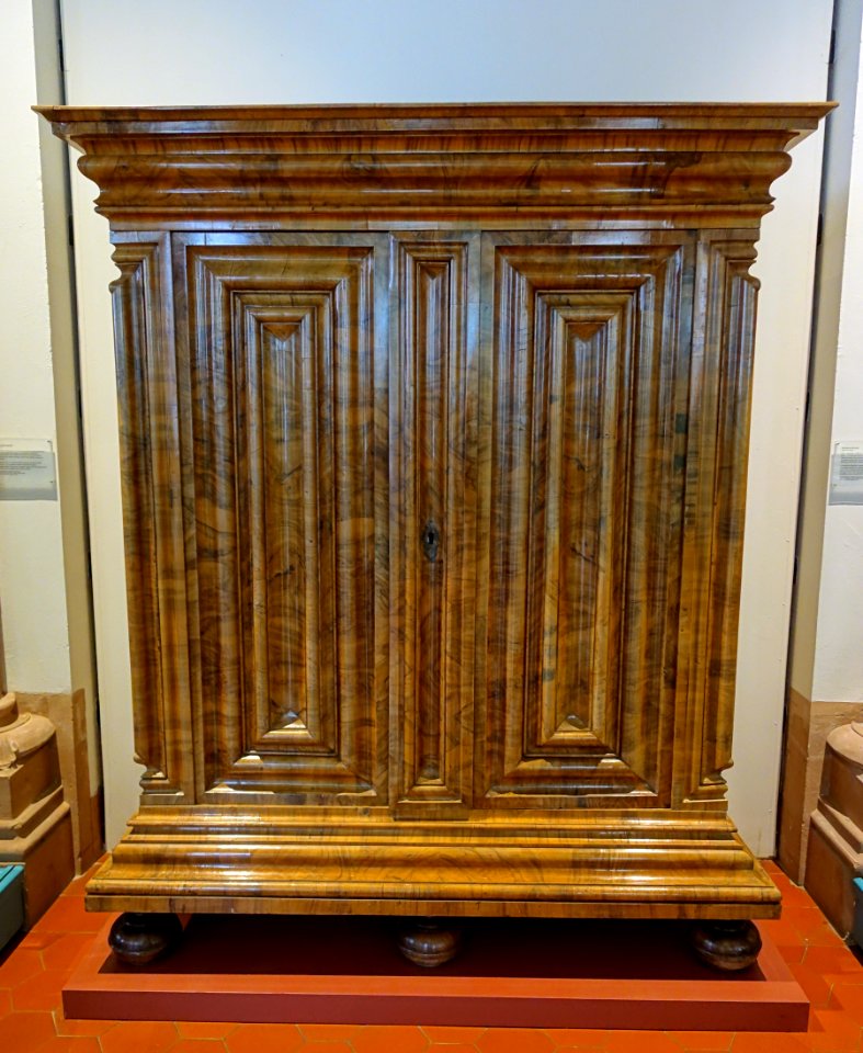 Wave-front cupboard, Frankfurt, probably 1725-1750, softwood, walnut veneer - Germanisches Nationalmuseum - Nuremberg, Germany - DSC03012