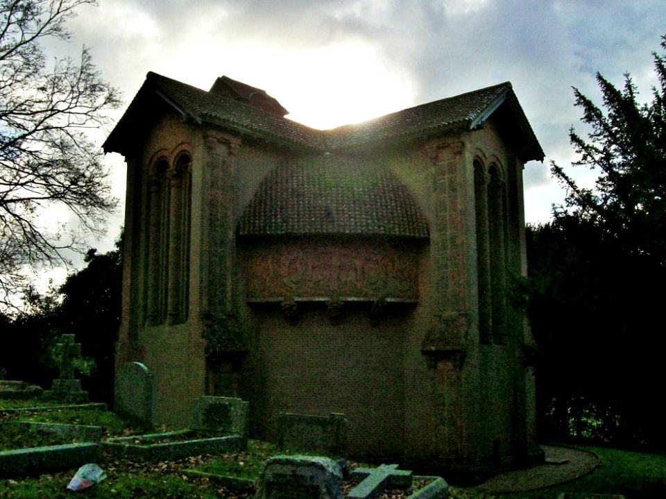 Watts Mortuary Chapel, contre jour