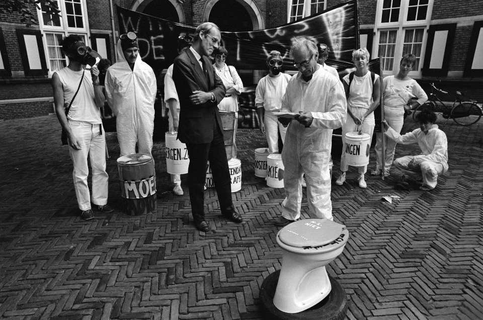 WC-pot voor minister Winsemius uit protest tegen dumplokaties voor radio-actief , Bestanddeelnr 933-4451