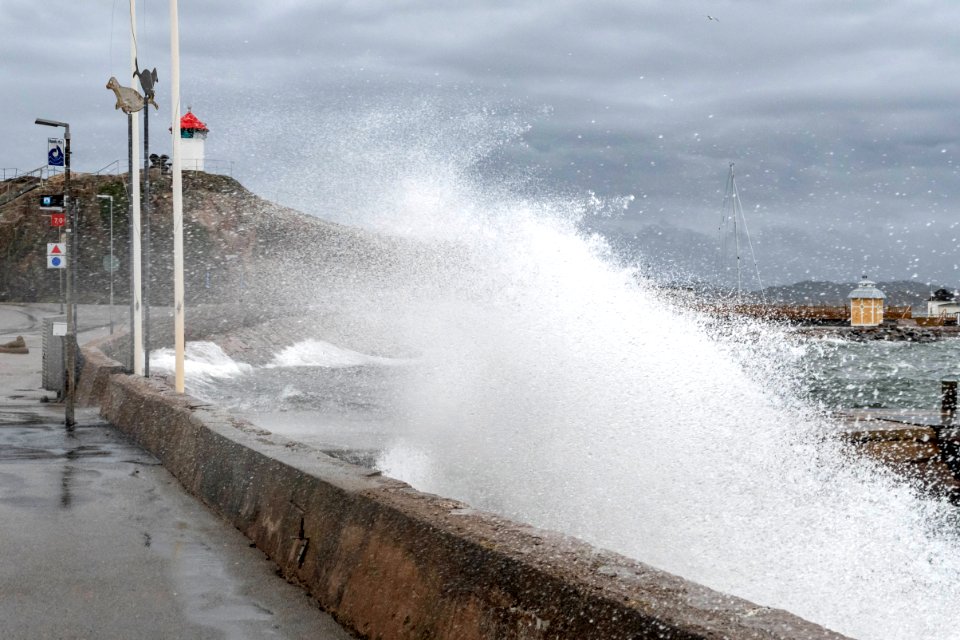 Wave in Kyrkevik, Lysekil during Storm Dennis